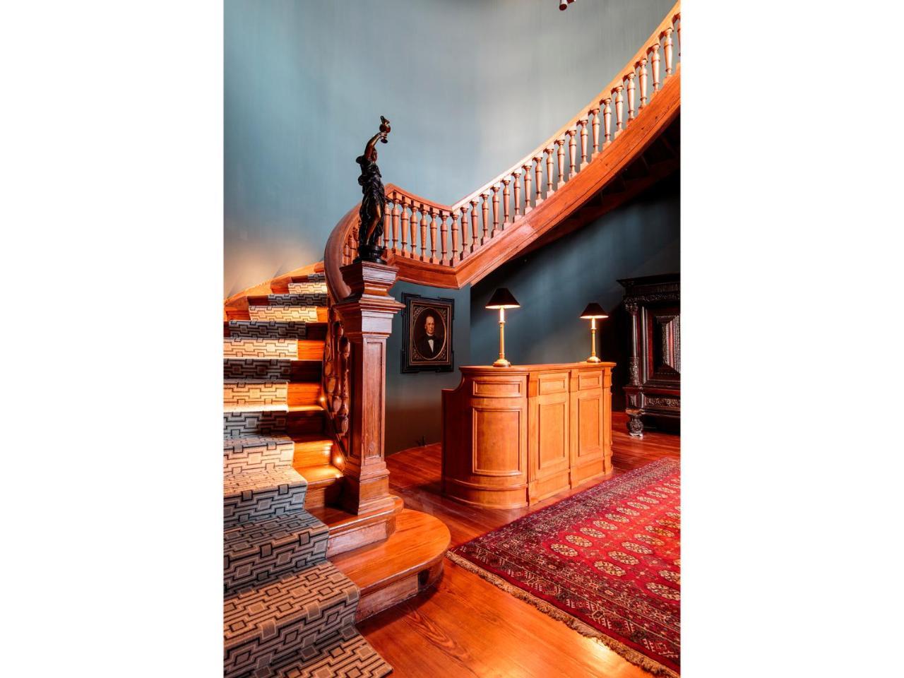 Dear - Valmor Palace Lissabon